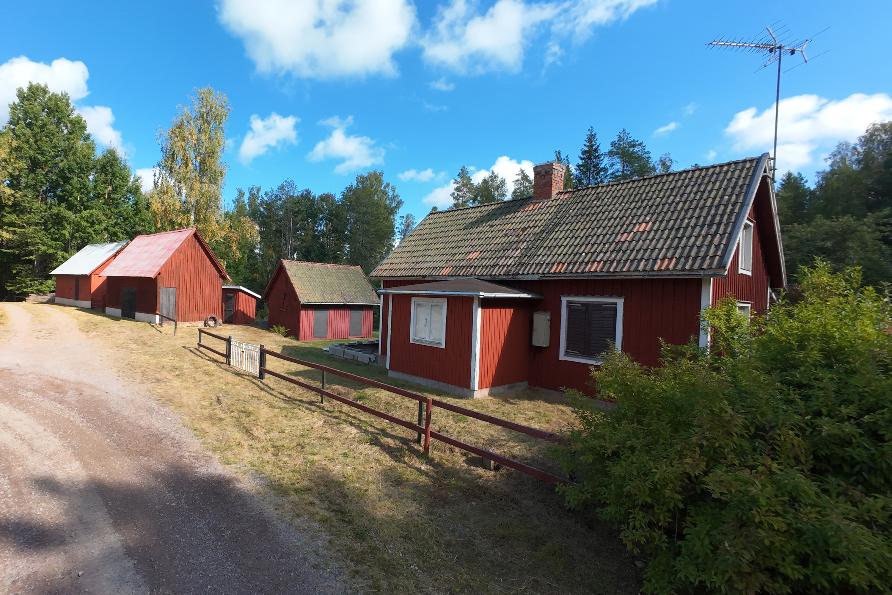 Rött hus vid sjön